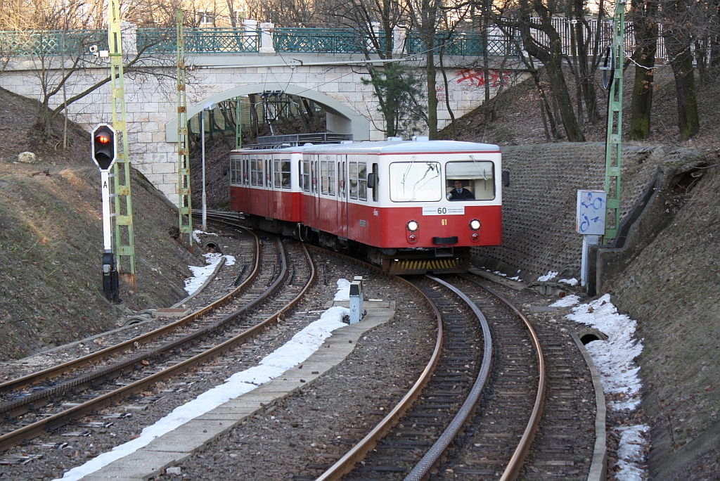 Der ES61, geschoben vom ET61, fhrt am 27.Februar 2010 in den Endbahnhof Szechenyihegy.