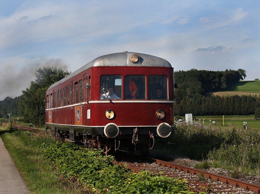 Der Esslinger Triebwagen der Chiemgauer Lokalbahn am 12.09.2010 unterwegs bei Bad Endorf. 