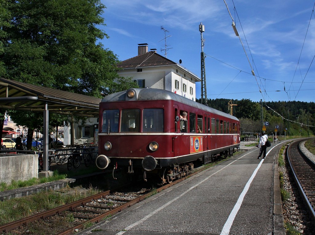Der Esslinger Triebwagen der Chiemgauer Lokalbahn am 12.09.2010 in Bad Endorf.