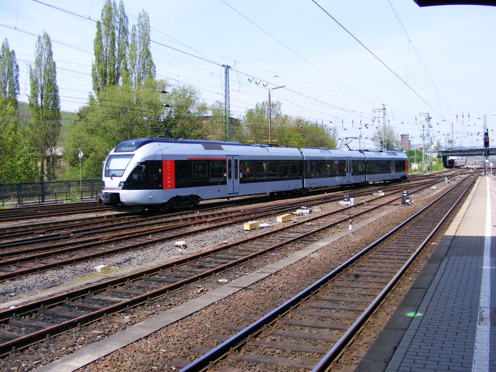 Der ET 23001 der Abellio bei der Einfahrt in den Hagener Hauptbahnhof am 28. April 2010.
