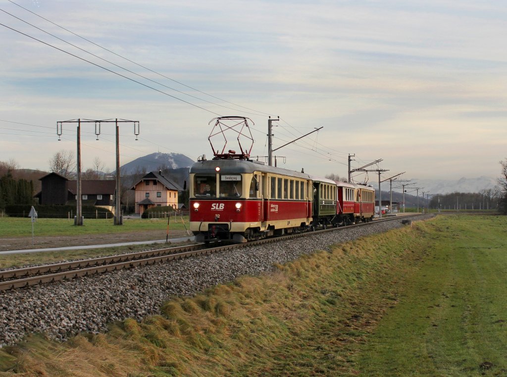Der ET 32 als Christkindl Sonderzug am 24.12.2012 unterwegs bei Acharting.