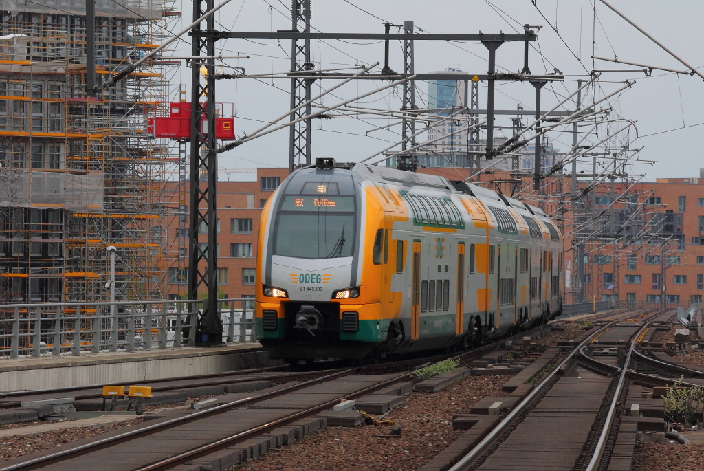 Der ET 445 109 der ODEG als RE 37372 auf der Berliner Stadtbahn auf dem Weg von Wittenberge nach Cottbus kurz vor der Einfahrt in Berlin Hbf am 01.05.2013. 