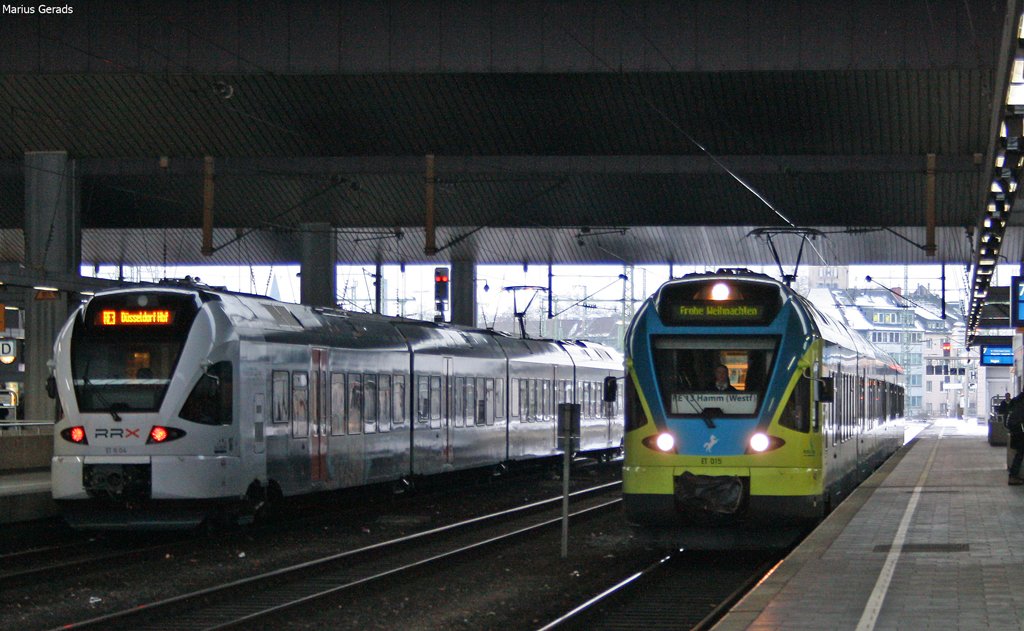Der ET 6.04 der Eurobahn im RRX Design als RE3 und daneben der ET015 als RE9011 nach Hamm als Ersatzverkehr der Westfalenbahn fr die Eurobahn im Hauptbahnhof von Dsseldorf, mal schauen wie lange solche begegnungen noch zu Fotografieren sind 24.12.09