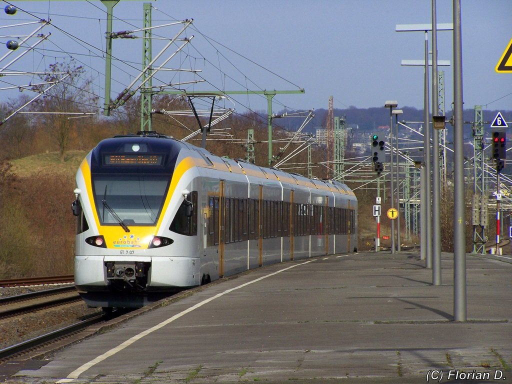 Der ET 7.07 verlsst als RE13  Mass-Wupper-Express  den Bahnhof Wuppertal-Vohwinkel in Richtung Hamm(Westf). 24.03.2010