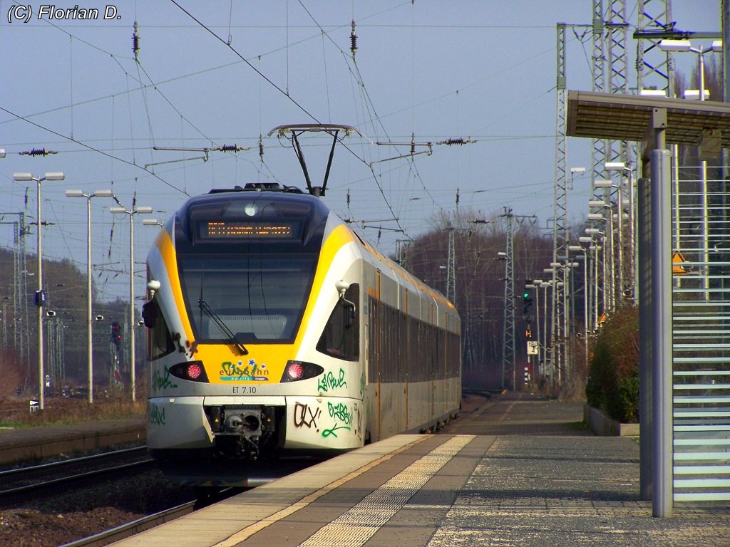 Der ET 7.10(429) verlsst als RE13  Mass-Wupper-Express  (9021), den Bahnhof Unna in Richtung Hamm(Westf). 23.03.2010