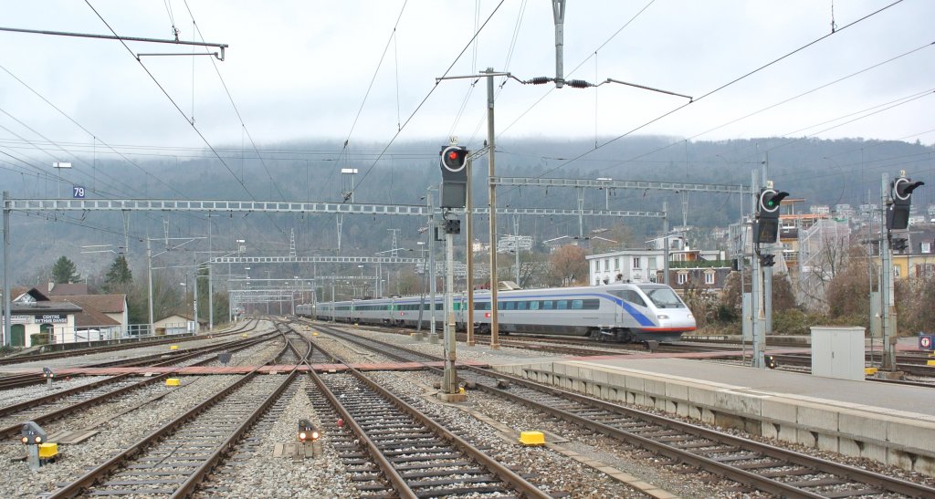 Der ETR 470 003 wird von der Unterhaltsanlage in Genf zum Ausgangspunkt seines Einsatzgebietes nach Zrich berfhrt. Biel/Bienne, 10.01.2013.