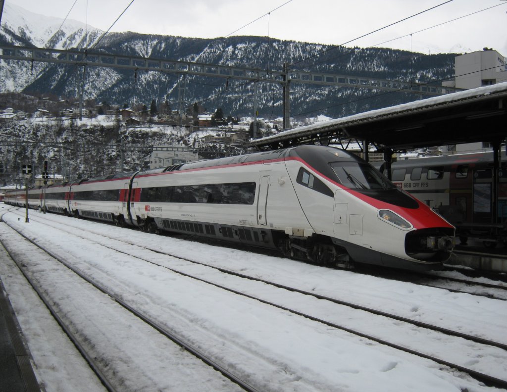 Der ETR 610 005 kuppelt gleich mit dem ETR 610 013 (EC 52) zusammen, Brig, 02.01.2012.