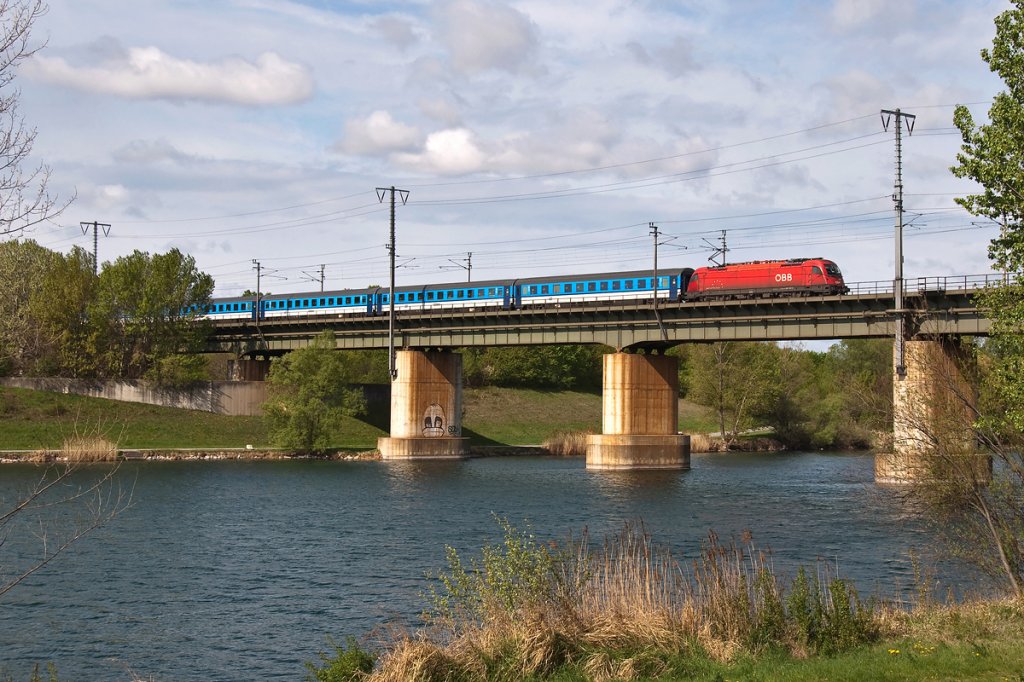 Der etwas andere EC 172  Vindobona , am 22.04.2012 kurz vor Wien Lobau, am 22.04.2012. Auerdem verkehrte dieser Zug an diesem Tag lt. Online Zugauskunft nur bis Dresden Hbf.