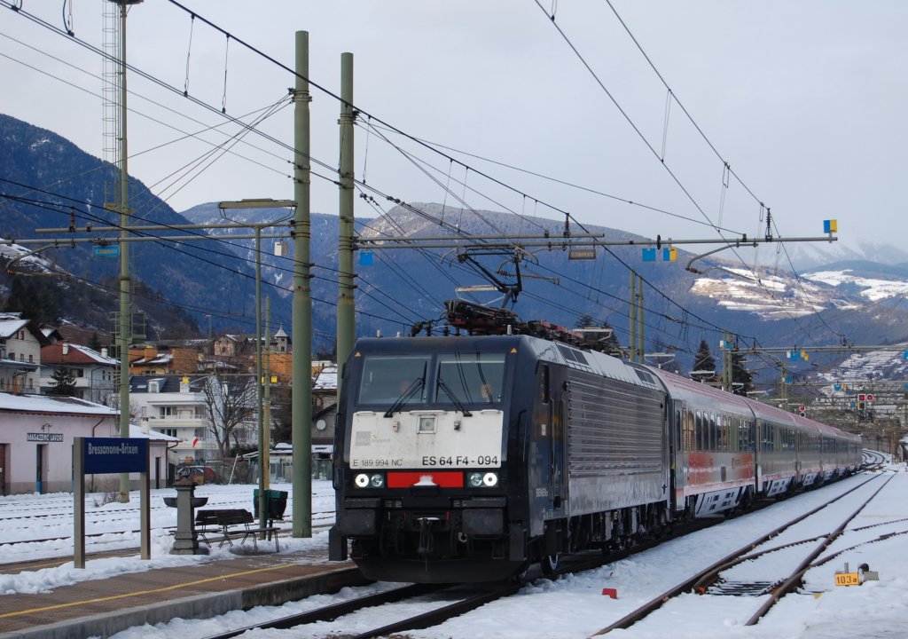 Der Eurocity 86 von  Monaco  nach Verona P.N. legte am 2.1.2010 mit typisch italienischer Versptung einen Zwischenhalt im verschneiten Bahnhof von Brixen ein.