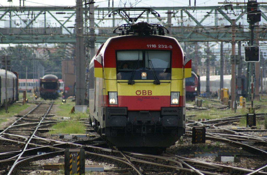 Der  Europameister-Taurus  1116 232 rangiert mit einem Personenwagen in Wien West. Die Spiegeln sind ausgefahren um besser zu sehn. 8.8.2009