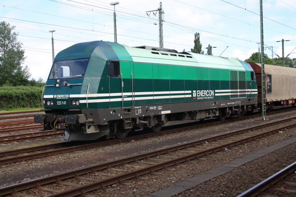 Der Eurorunner 223 141 der Fa. Enercon aus Aurich wartet am 2.6.2012 in Emden Hbf auf seinen Abfahrauftrag.