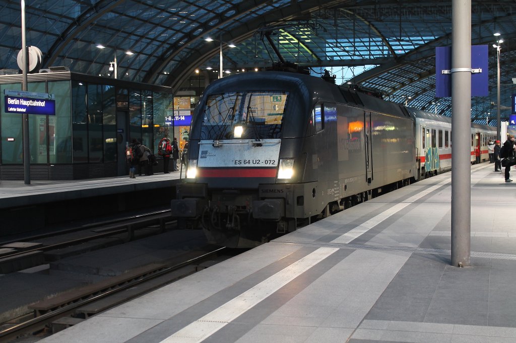 Der Eurosprinter ES 64 U2 - 072 bringt am 25.02.2012 den EC 248 aus Krakow nach Berlin Hbf.
