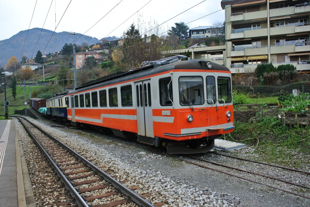 Der ex. ASm Solothurn-Oberaargau Triebwagen Be 4/4 303, im Volksmund Bipperlisi, heute MOB Be 4/4 1007, wartet auf seinen Umbau in Fontanivent. Die MOB kaufte zwei Occasion Triebwagen der ASm, fr den Einsatz als Rangierfahrzeug, 24.11.2012.