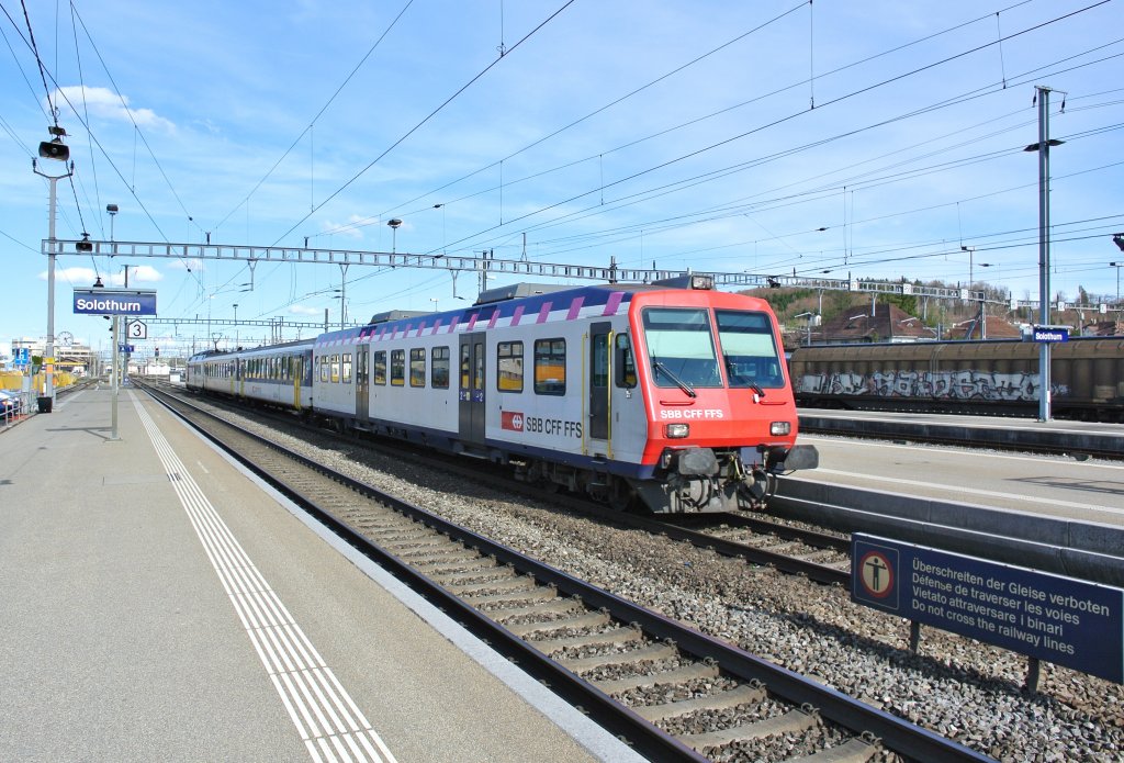 Der ex. MThB NPZ RBDe 561 174 war whrend mehreren Monaten als Domino-Reserve in Lausanne stationiert. Aktuell fhrt er wieder in der Region Biel. Bt 50 85 29-35 975-6, B EWI R, AB EWII, RBDe 561 als Ersatz R 6870 in Solothurn, 13.04.2013.