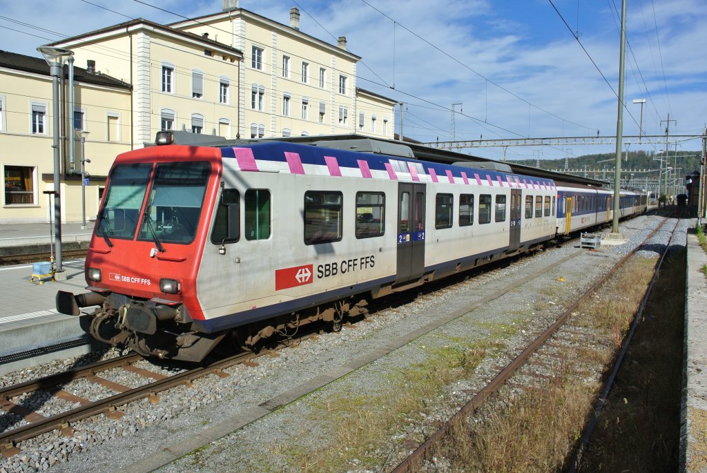 Der ex. MThB Steuerwagen 50 85 29-35 974-9 am Schluss des RE 2673 beim Zwischenhalt in Porrentruy, 18.10.2012.