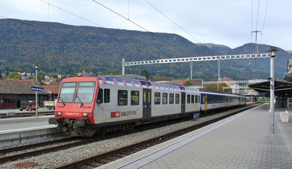 Der ex. MThB Steuerwagen 50 85 29-35 974-9 an der Spitze des RE 2682 bei Ausfahrt in Grenchen Nord, 18.10.2012.


