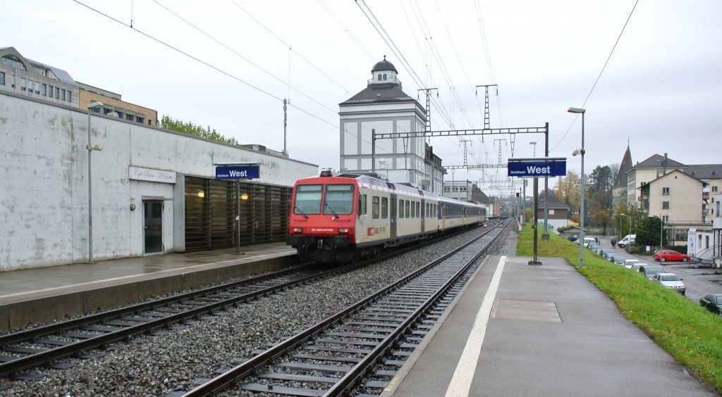Der ex. MThB Steuerwagen 50 85 29-35 974-9 am Schluss des R 6863 bei Ausfahrt in Solothurn West, 04.11.2012.