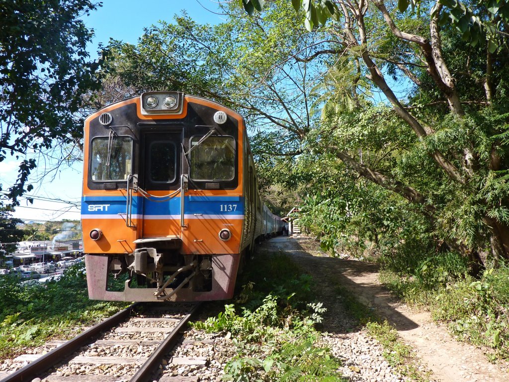 Der Excursion Train aus Bangkok Hualamphong am 11.01.2013 in Nam Tok Sai Yok Noi. Diese Zug verkehrt nur am Wochenende und bringt hauptschlich einheimische Ausflgler zum Wasserfall an der Endstation Nam Tok.