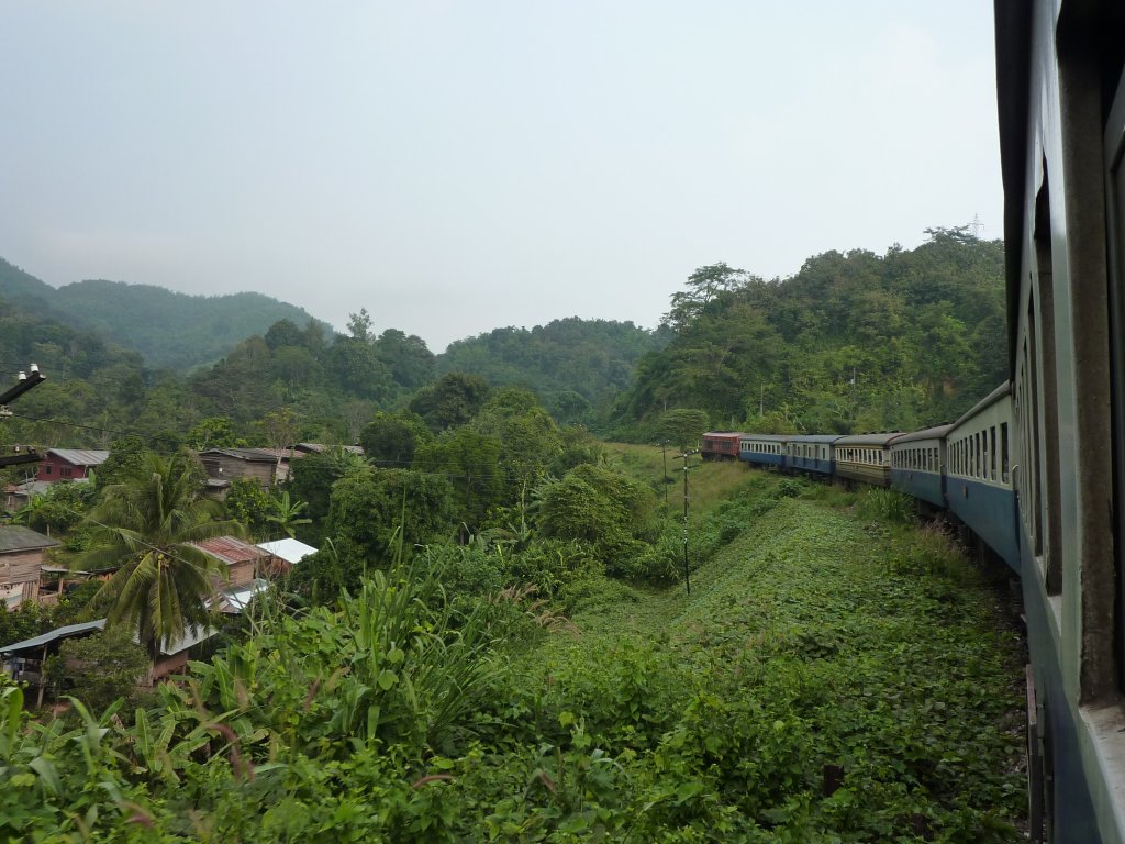 Der EXP 51 am 06.12.2012 zwischen Uttaradit und Den Chai.