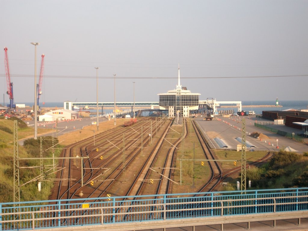 Der Fhrhafen Mukran in der Abendsonne.Noch war nicht viel los,denn die Fhre aus Trelleborg war noch nicht da. 
