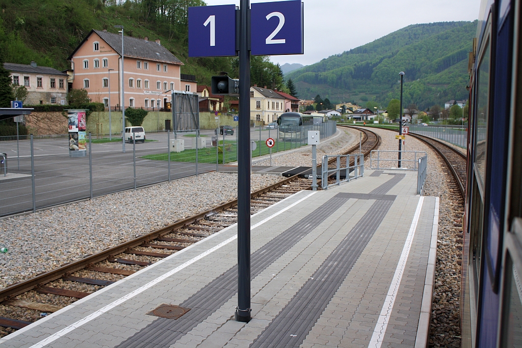 DER FAHRGAST IN KFIGHALTUNG:
Vermutliche eine neue Art von Kundenbindung von  sterreichs grssten Mobilittsanbieter . 
Der Bahnsteig ist links und rechts hunderte Meter mit 2m hohem Zaun  abgesichert  und verfgt nur ber den im Bild sichrbaren Zugang. Im Notfall werden die Einsatzkrfte noch ihre liebe Not mit diesem Schildbrgerstreich haben. Ein 1,5m hoher Lattenrostzaun, vielleicht sogar mit Blumenkisten, wre fr's Auge auf jedenfall erfreulicher gewesen.
Guantnamo in Lilienfeld. Bild vom 28.April 2013.