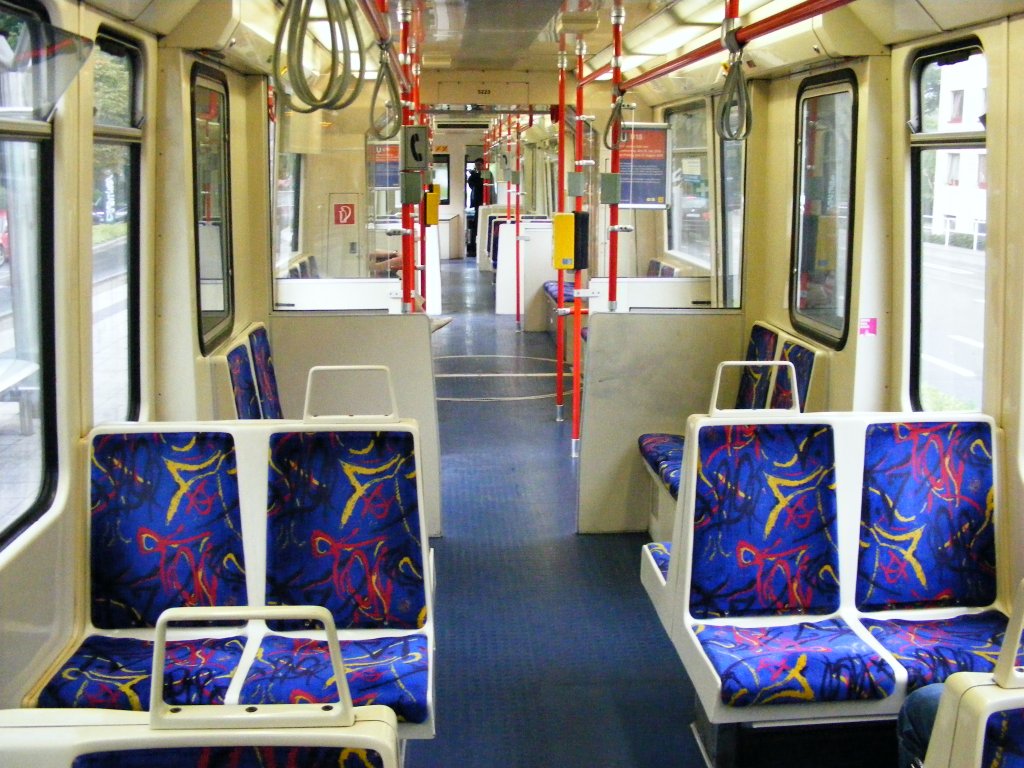 Der Fahrgastraum eines ex-Londoner Docklands-Stadtbahnwagens in Essen Margarethenhhe am 22. August 2010.