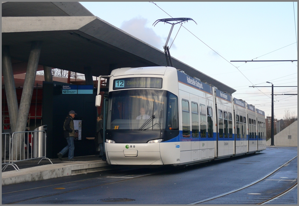 Der Fahrplanwechsel brachte so einiges Neues in der Schweiz, wie z.B. die Verlngerung der Glattalbahn von Auzelg ber Wallisellen bis nach Stettbach. Die Cobra 3078 steht in Stettbach und fhrt nach Zrich Flughafen. (13.12.2010) 