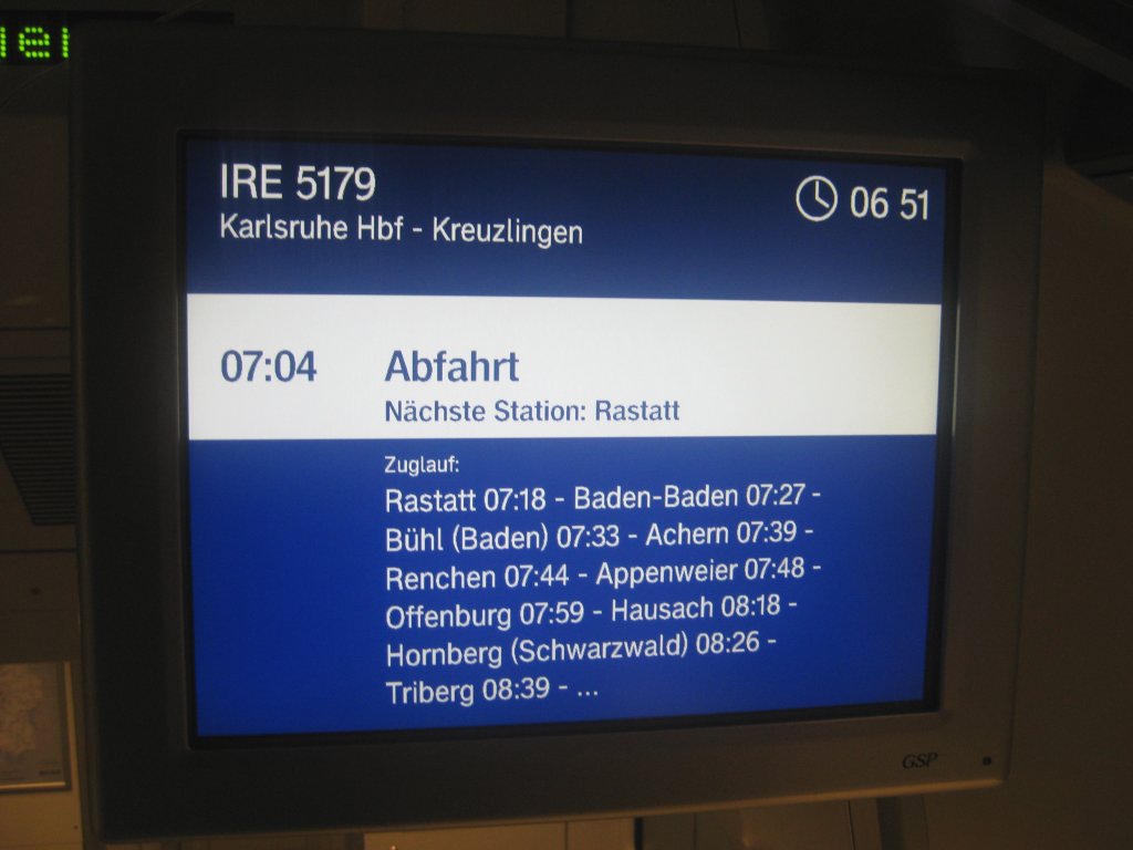 Der Fahrtinformationsbildschirm im obersten Stock eines Doppelstockwagens (kurz: Dosto) am 31.10.2010. Hier zeigt er gerade den Zuglauf des InterRegioExpress (kurz: IRE) 5179 von Karlsruhe Hbf nach Kreuzlingen (Schweiz) 13 Minuten vor der Abfahrt in Karlsruhe.