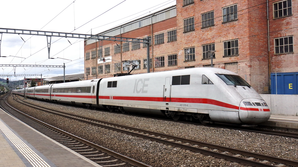 Der fast endlose ICE 401 575-6 durchf�hrt den Bhf. Lausen BL am 21.4.2012. Da sollten die Leute auf dem Bahnsteig die Sicherheitslinie genau beachten, Unf�lle gab es ja schon gen�gend. Das bedeutet sicher auch f�r den Lokf�hrer h�chste Aufmerksamkeit.