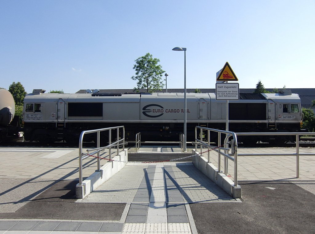 Der fast symmetrische Halt der 247 055-7 zum bergang auf den zweiten Bahnsteig in Verbindung mit den in grau und schwarz gehaltenen rechteckigen Formen der Bahnsteigoberflche und der Lok veranlassten den Fotografen, diese Szene festzuhalten. Bahnhof Alttting, 25.05.2011.