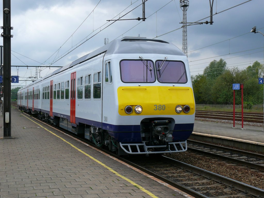 Der im Februar im Zentralatelier von Mechelen generalberholte und in neuer Farbgebung lackierte Triebzug 380 (AM 80 Break) hier als IR 2915 Antwerpen-Centraal - Lige-Guillemins im Bhf Lier. Aufgenommen am 08/05/2010. 