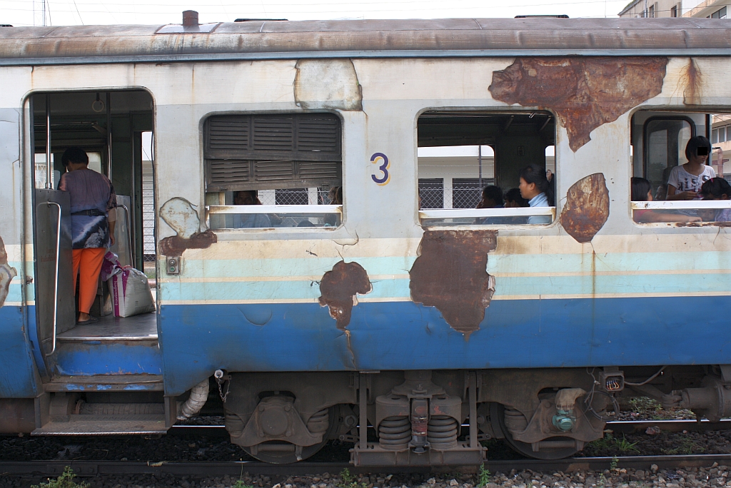 Der fehlende Deckel des Klemmkasten d�rfte scheinbar kein Problem sein: กซข.1024 (กซข. = BPD/Bogie Power Diesel Railcar With Driving Cab, Hitachi/Nippon Sharyo, Bauj. 1971) am 18.Juni 2011 als ORD 434 nach Kaeng Khoi Jn. auf Gleis 1 des Bf. Bua Yai Junction. 

