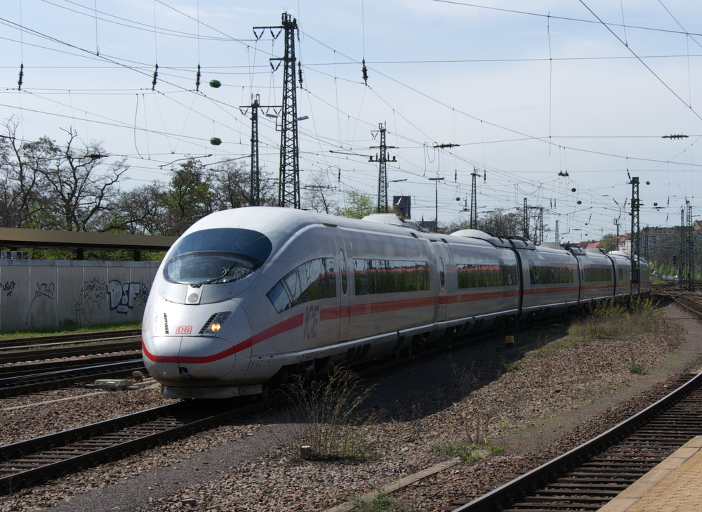 Der Fernverkehr von und nach Saarbr�cken wurde in den letzten Jahrzehnten kontinuierlich aus ged�nnt. Die 5 ICE/TGV Zugpaare zwischen Paris und Frankfurt/Main, sowie noch vereinzelte IC/EC aus/nach Stuttgart oder Graz haben die Quantit�t der Fernverbindungen verringert.
Mitte der 90 Jahre gab es die durchgehenden IR Verbindungen im Zweistundentakt nach Lindau und Bremerhafen/Lehe bzw. Norddeich Mole. Die durchgehenden Verbindungen Paris (EC) oder Saarbr�cken (IC) nach Dresden, sodass auch im Zweistundentakt die Relation Saarbr�cken - Frankfurt - Fulda - Erfurt - Dresden gefahren wurde.
Und nicht zu vergessen der legend�re IC Saar - Kurier jeden Morgen von Saarbr�cken nach M�nchen.

ICE 3 hat p�nktlich aus Paris kommend Einfahrt auf Gleis 5 des Hbf. Saarbr�cken.

28.04.2012