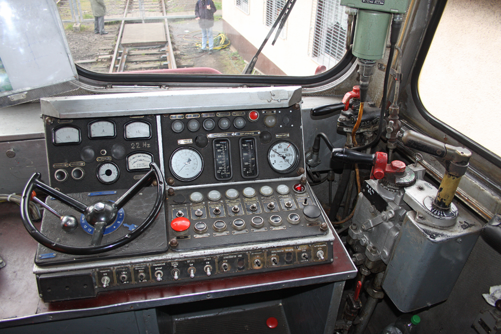 Der Fhrerstand der 130 101-9 im DB Museum Koblenz-Ltzel am 04,04,10