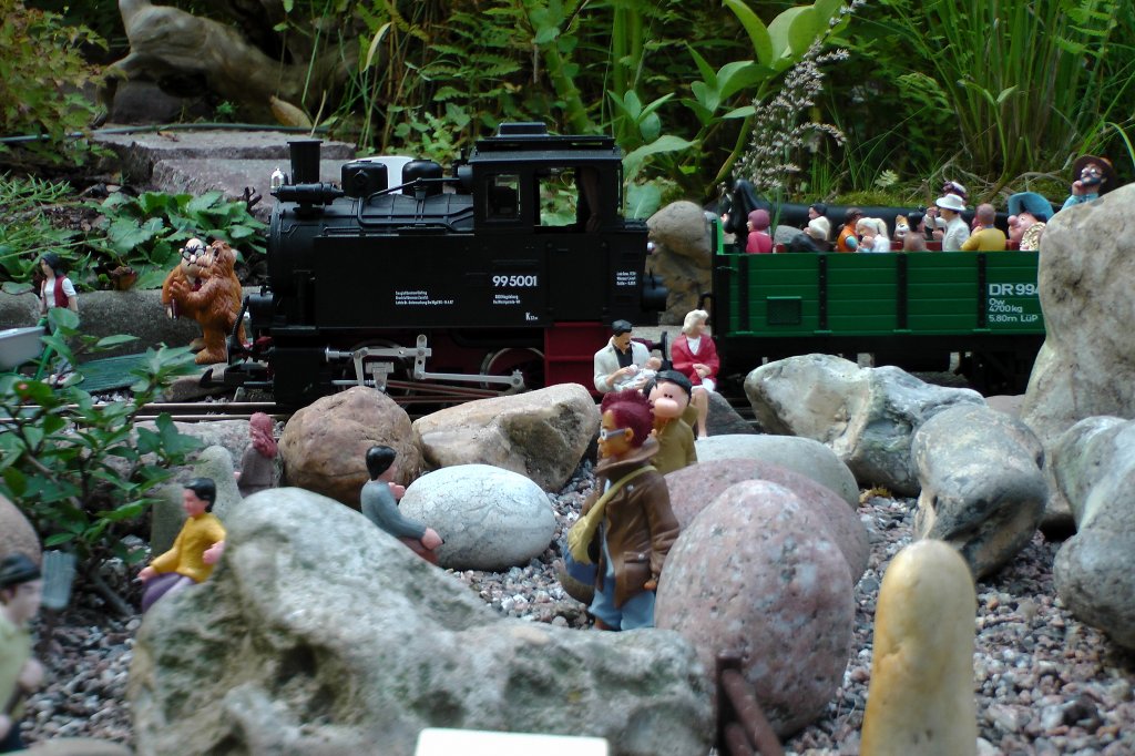 Der Findlingspark Nochten ist sicher weitaus  grer und bekannter als die Findlingssamlung von Willy Jespersen, aber man kann den Besuch verbinden mit einer Musemusbahnfahrt. Da heute am 09.09.2012 strahlendes Sommerwetter ist, fhrt der Zug einen offenen Aussichtspersonenwagen. Fotografiert um 16:18 Uhr.   