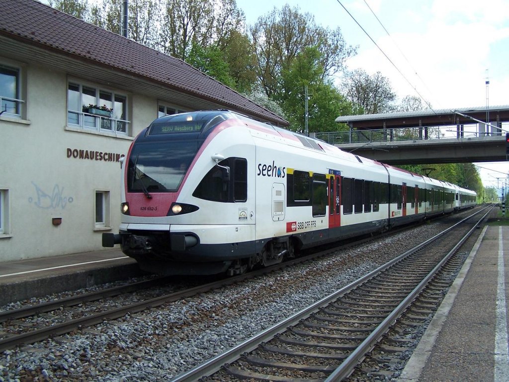 Der Flirt 526 652 fhrt in Donaueschingen vorbei, in Richtung Augsburg, am 22/05/10.