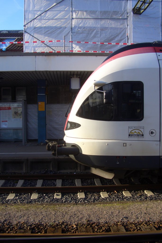 Der Flirt-Kopf in Konstanz, whrend am Bahnhofsturm noch gebaut wird.
26.12.09.