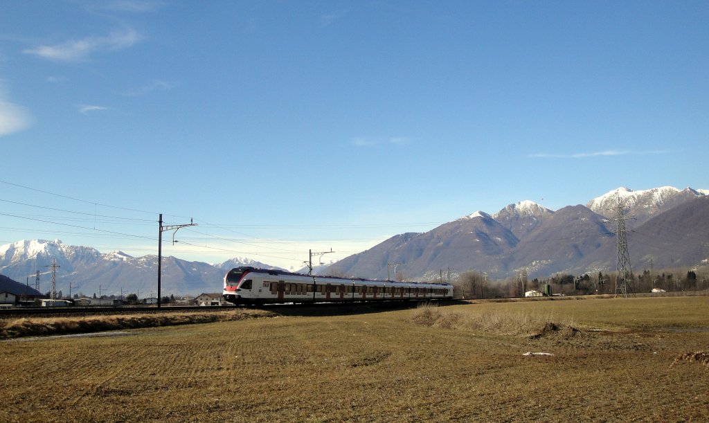Der Flirt RABe 524 109 ist am 30.01.13 als S20 nach Locarno zwischen Cadenazzo und Riazzino unterwegs.