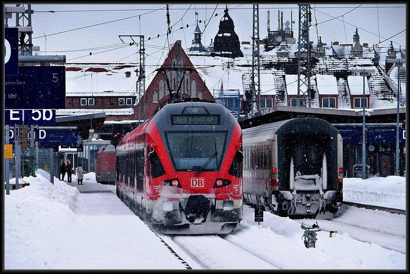 Der Flirt (RE33214 aus Sassnitz) hat es trotz Schneetreiben geschafft, von der Insel Rgen runterzukommen.  Stralsund am 13.02.10 