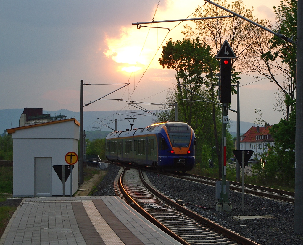 Der Fotoausflug nach Dedensen-Gmmer endet am Abend daheim im Stadtbahnhof Eschwege, wo gerade 427 054 als R7 den Bahnhof in Richtung Bebra verlsst. Aufgenommen am 29.04.2011.