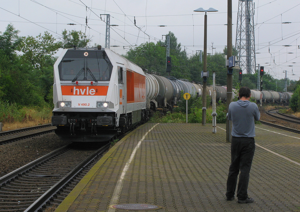 Der Fotograf Frank bei der Arbeit am 09.08., ebenso wie die beiden netten Kollegen auf der Lok, als sie mit ihrer 264 012 der HVLE und einem Heiz�lzug nach Magdeburg in den Bahnhof Biederitz zum kurzen Halt einfahren. 