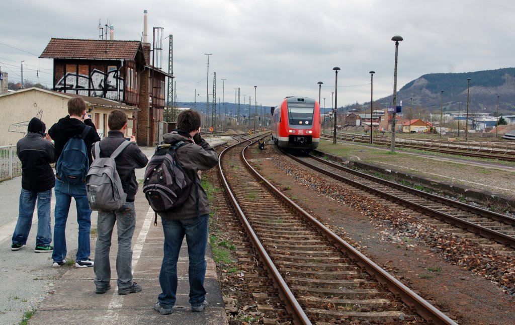 Der Fotograf und sein Motiv. v.l.n.r.: Mein Cousin Fabian, Valentin Pietzen, Kevin Schmidt und Christopher Ptz. Fotografiert am 10.04.10 in Gschwitz.
