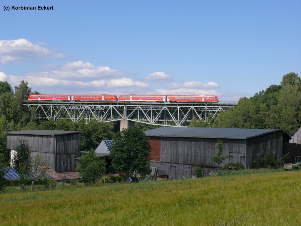 Der Franken-Sachsen Express in Form von 2 x Br 612 beim passieren des Thlauer Viadukts, 19.07.2010