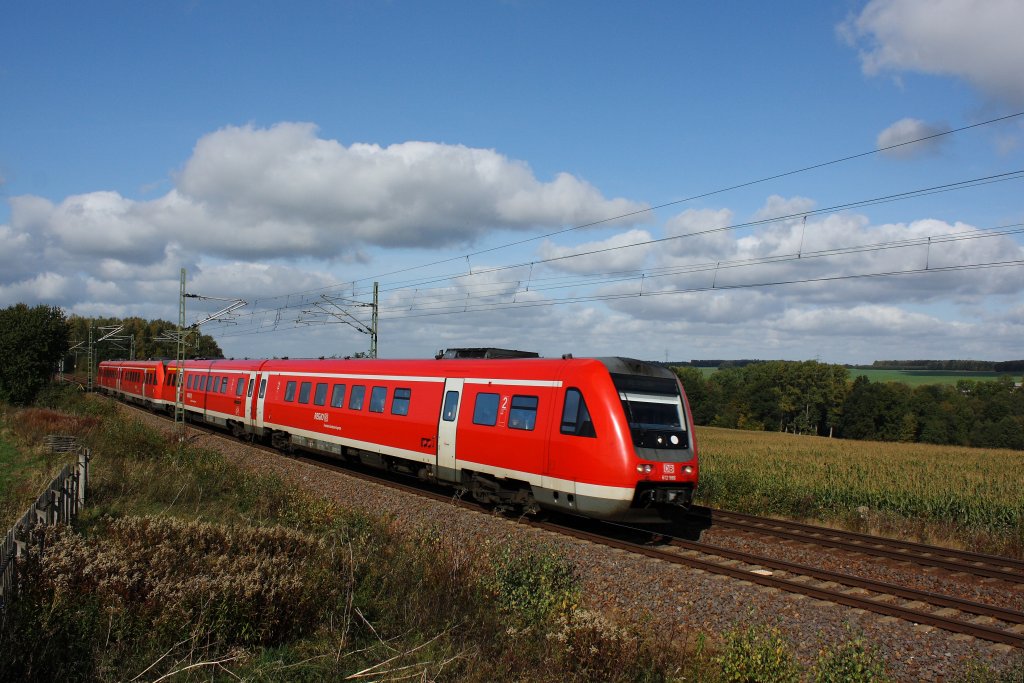 Der Franken-Sachsen-Express IRE 3085 befindet sich an einem wunderschnen Herbsttag kurz vor dem Haltepunkt in Kleinschirma, wo er durchfahren und im nahegelegenen Freiberg den nchsten Halt einlegen wird. 08.10.09