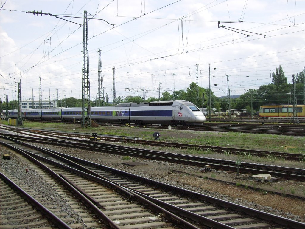 Der franzsische TGV am 25.07.2011 bei der Einfahrt in den Karlsruher Hauptbahnhof.
Nach einem kurzem Stop geht es weiter in Richtung Paris Est.