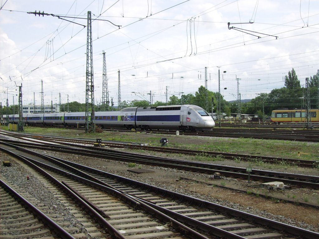 Der franzsische TGV am 25.07.2011 bei der Einfahrt in den Karlsruher Hauptbahnhof.
Nach einem kurzem Stop geht es weiter in Richtung Paris Est.