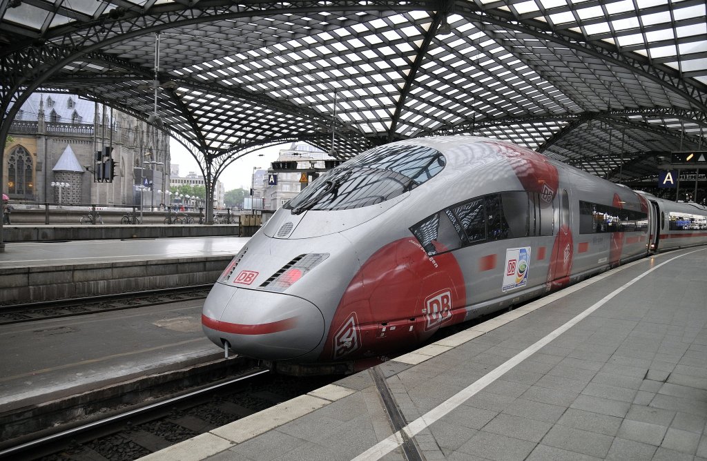 Der Frauenfuball ICE 403 054-0 mit ICE III von Frankfurt am Main endet hier in Kln Hbf am 31.05 2011.