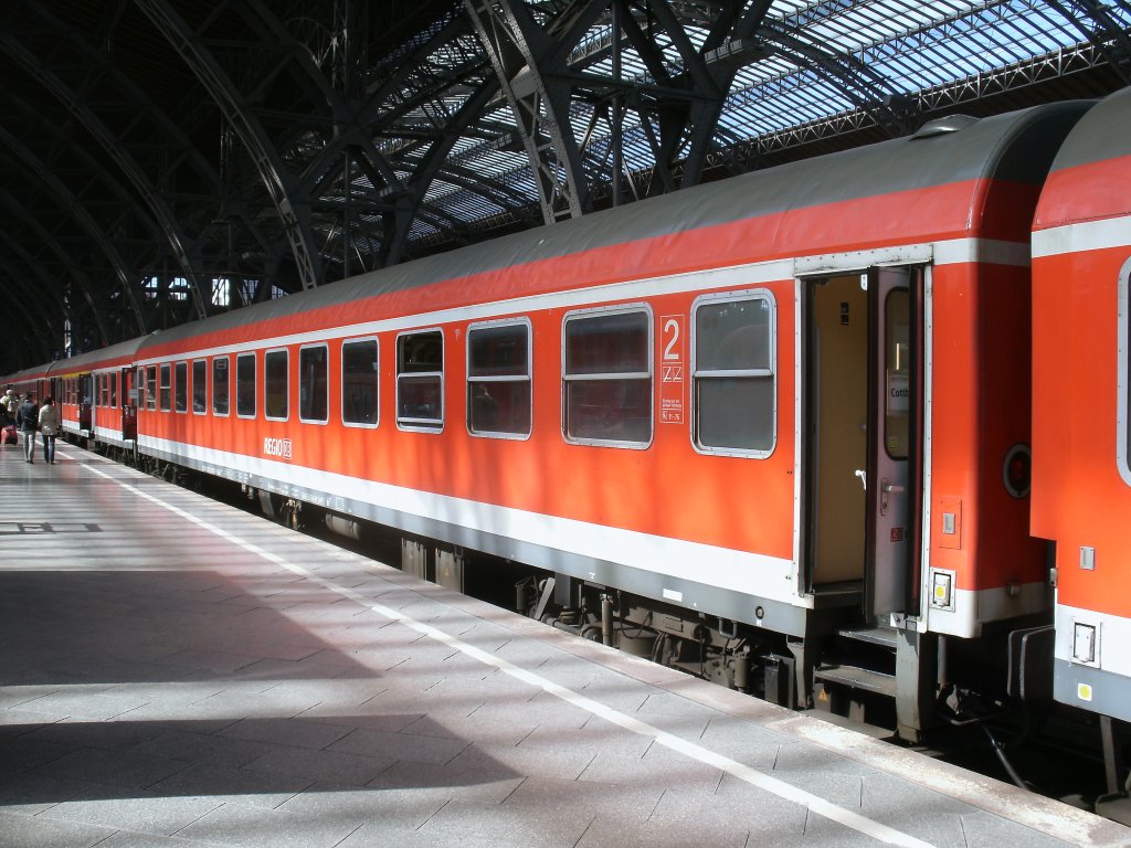 Der frhre InterRegiowagen Bimz 51 80 22-95 673-5 ist in den RE-Zgen zwischen Cottbus und Leipzig im Einsatz.Am 26.Mrz 2012 fotografierte ich den Wagen in Leipzig.