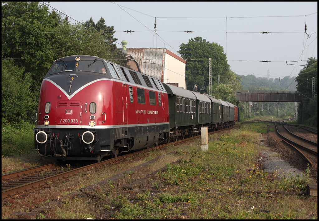 Der frhe Vogel fngt den Wurm... V200 033 brummt mit dem  Moselexpress  von Hamm(Westf) ber Dortmund nach Trier. (Wengern Ost am 21.05.2011)