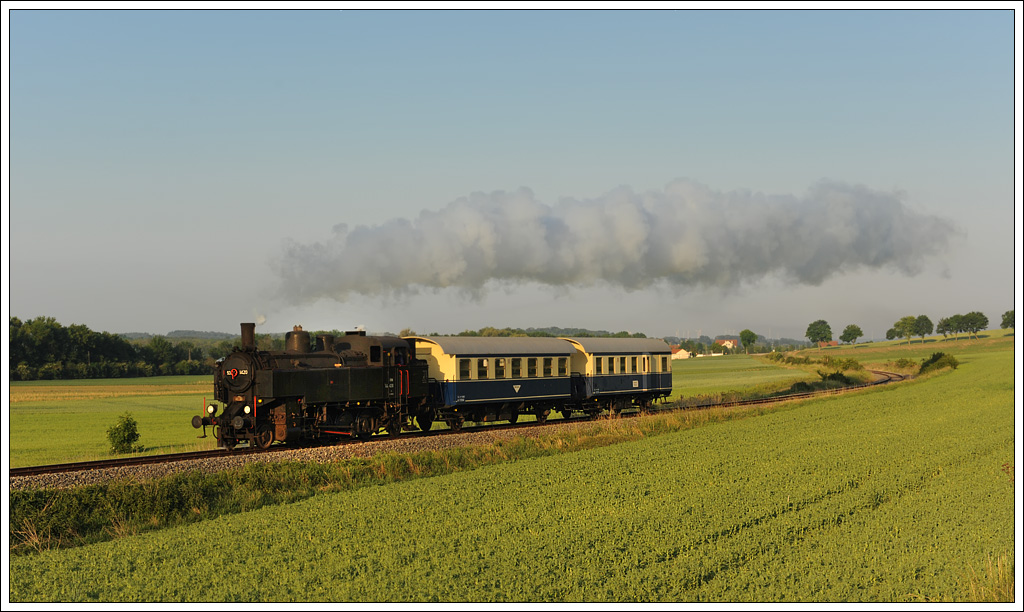 Der frhe Vogel fngt den Wurm. 93.1420 mit ihrem 14851 von Mistelbach nach Hohenau am 28.5.2012 um 6:15 kurz nach Mistelbach aufgenommen. Lokalbahnromantik anno 1970.